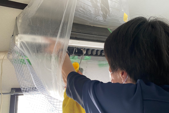 3 熱交換器・ファンを高圧洗浄機で洗浄。カバーや部品の洗浄