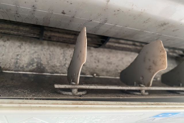 カビだらけの内部もエアコンクリーニングでスッキリ解決！！