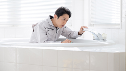 医療機関や食品工場などで使われるＡＴＰ測定器と試薬を使って洗浄前・洗浄後の循環金具を拭き取り検査「洗浄後の効果を見える化」をするための測定を行っています。