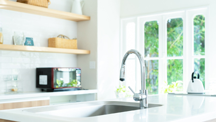 キッチン　プロにしか落とせない頑固な油・水垢汚れ